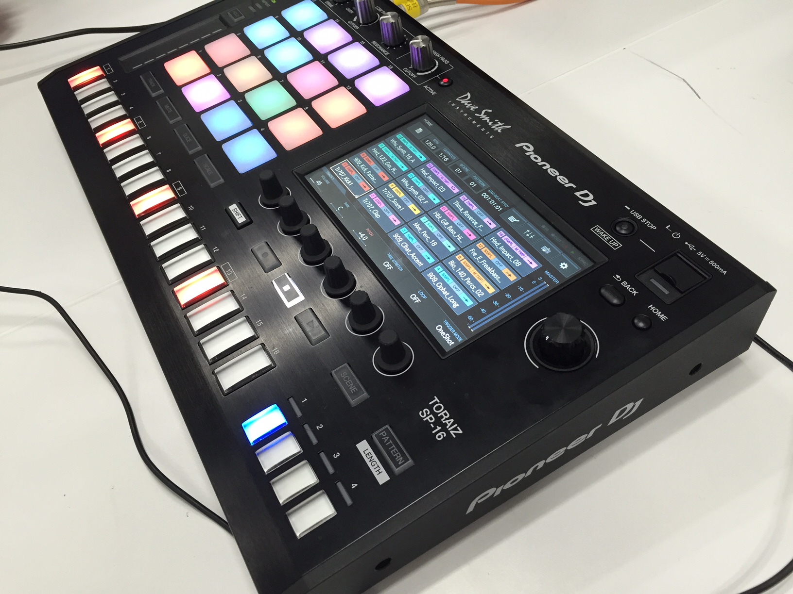 Pioneer DJ発のサンプラー、「TORAIZ SP-16」の企画担当者にいろいろ ...