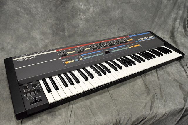 最安値お得Roland ローランド アナログシンセサイザー JUNO-106S ★通電確認済ジャンク扱い ローランド