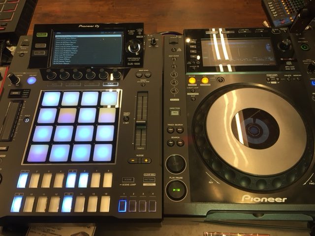 新発売！ 直感的な操作で演奏できるスタンドアローン型DJ向けサンプラー・Pioneer DJ「DJS-1000」の機能を動画を交えてご紹介！ –  DTMers