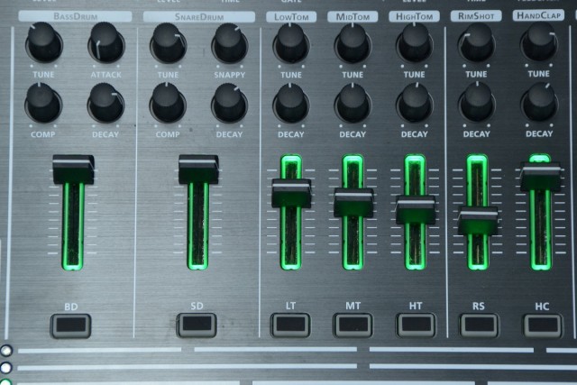 TR-8 knob